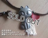 大きな目がキュートなネコちゃんモチーフ革紐ペンダントネックレス☆アンティークシルバー