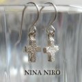 【NINA NIRO】シルバー925 華奢なデザインサンドカットクロスモチーフピアス[現品限り]