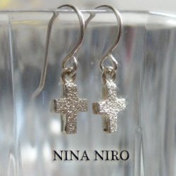 画像1: 【NINA NIRO】シルバー925 華奢なデザインサンドカットクロスモチーフピアス[現品限り]