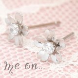 【日本製】【me on...】K10ホワイトゴールド 耳元で美しく咲くサクラモチーフ キャッチタイプピアス