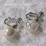 【日本製】大珠10mm★貝パールイヤリング 白 ケース付（フォーマル 冠婚葬祭 卒業式 入学式 結婚式）