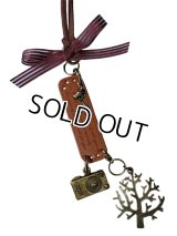 【レザーネックレス】トラベルねこちゃんの革ひもロングネックレス☆アンティークゴールド