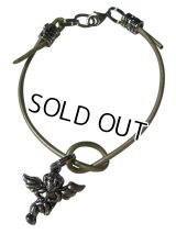 【flower storm】エンゼルモチーフが可愛い牛革紐ブレスレット（革ひもアクセサリー）☆ポーチ付き