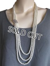 【多用途に活躍♪】ガラスパール3連ロングネックレス ラインストーン付 ギフトBOX入り