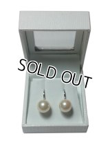 【日本製】【9ミリ玉】最高級本貝パールイヤリング 黒/白 ケース付き（冠婚葬祭 卒業式 入学式 パーティ 結婚式）