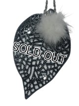 【送料無料】アンティーク透かしリーフ＆ふわふわミンクファーのロングチェーンネックレス 秋冬デザイン