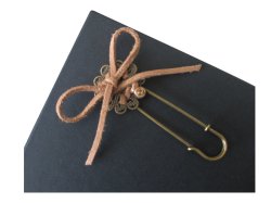 画像9: 【送料無料】【ストールピン/ブローチ】レザーリボン＆クリスタルチャーム付き透かしフラワーデザインキルトピン アンティークゴールド 4色