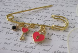 画像6: 【送料無料】【ストールピン/ブローチ】ハートキーとラインストーンのピンブローチ 2色（キルトピン メンズ/レディースアクセサリー）