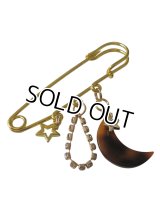 【送料無料】【ストールピン/ブローチ】◆flower storm◆べっ甲調ムーンチャームと二つの星、ラインストーンチェーンのピンブローチ （キルトピン メンズ/レディースアクセサリー）