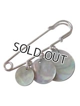 【送料無料】【ストールピン/ブローチ】◆flower storm◆白い天然貝モチーフのピンブローチ （キルトピン メンズ/レディースアクセサリー）