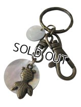 【送料無料】【キーリング/バッグチャーム】◆flower storm◆天然貝と金魚モチーフ アンティークゴールド（ 縁起物 ラッキーアイテム キーホルダー メンズ/レディースアクセサリー）