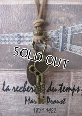 【送料無料】【レザーネックレス】◆flower storm◆ 二つの鍵とメッセージプレートのレザーネックレス（ラッキーチャーム 革紐ロングネックレス メンズ/レディース）