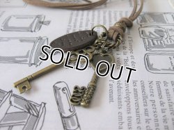 画像3: 【送料無料】【レザーネックレス】◆flower storm◆ 二つの鍵とメッセージプレートのレザーネックレス（ラッキーチャーム 革紐ロングネックレス メンズ/レディース）