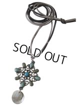 【送料無料】【レザーネックレス】◆flower storm◆エスニックフラワー＆天然貝チャームの革紐ロングネックレス ２色展開（アジアン シェル ラインストーン）