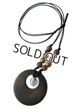 【送料無料】【レザーネックレス】◆flower storm◆ 直径5.8cm 大きめウッドリングモチーフと天然貝の本牛革ネックレス （革紐ロングネックレス メンズ/レディース）