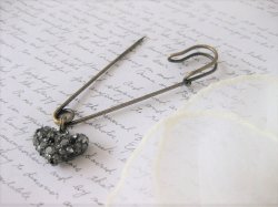 画像4: 【送料無料】【ストールピン/ブローチ】◆flower storm◆ラインストーンのハートが下がったキルトピン ブラック（ピン/メンズ/レディースアクセサリー）