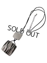 【送料無料】クールなゼブラ柄スクエアチャームのレザーネックレス（革紐ネックレス メンズ/レディース）