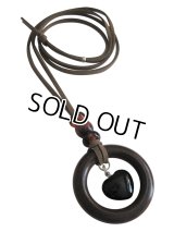 【送料無料】【レザーネックレス】◆flower storm◆天然石ブラックオニキスのぷっくりハート＆ウッドリング革紐ロングネックレス（メンズ/レディース）