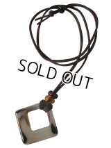 【送料無料】【レザーネックレス】◆flower storm◆べっ甲調スクエアチャームのシックな革紐ロングネックレス 2色（メンズ/レディース）