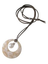 【送料無料】【レザーネックレス】◆flower storm◆ 直径4.5cmシェル柄リングモチーフと大粒パールのエレガントな革紐ロングネックレス （アクセサリー/メンズ/レディース）