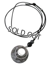 【送料無料】【レザーネックレス】◆flower storm◆ 直径3.5cm シェル柄リングモチーフのクールな本牛革ネックレス（革紐ロングネックレス レディース/メンズ）