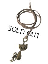 【送料無料】【レザーネックレス】◆flower storm◆大きな目がラブリーな輪投げネコちゃん アンティークゴールド（アクセサリー/メンズ/レディース）