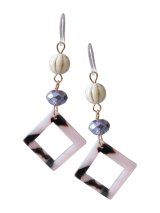 【送料無料】【ピアス】◆flower storm◆べっ甲調ダイヤ型チャームとラインストーン、クリスタルカットビーズの樹脂フックピアス （べっ甲調 アクセサリー アレルギー対応 ）