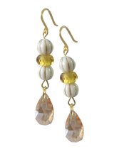 【送料無料】【ピアス】◆flower storm◆杏色のドロップチャームとビーズが優しく輝く樹脂フックピアス （アクセサリー イヤリング アレルギー対応 ）