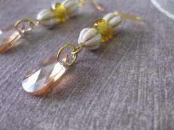 画像4: 【送料無料】【ピアス】◆flower storm◆杏色のドロップチャームとビーズが優しく輝く樹脂フックピアス (アクセサリー イヤリング アレルギー対応 )