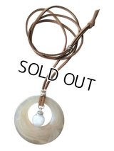 【送料無料】【レザーネックレス】◆flower storm◆ 直径4.7cmマーブル柄リングモチーフと大粒パールのシンプルエレガントなネックレス （アクセサリー/革紐ロングネックレス/レディース）