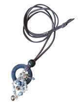 【送料無料】【レザーネックレス】◆flower storm◆マーブル柄リングチャームにブルー系ビーズ使いの革紐ロングネックレス シルバー（アクセサリー レディース ）