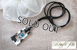 画像3: 【送料無料】【レザーネックレス】◆flower storm◆モノトーン台形チャーム＆キューブ型ブルービーズの革紐ロングネックレス（アクセサリー メンズ/レディース）