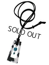 【送料無料】【レザーネックレス】◆flower storm◆モノトーン台形チャーム＆キューブ型ブルービーズの革紐ロングネックレス（アクセサリー メンズ/レディース）