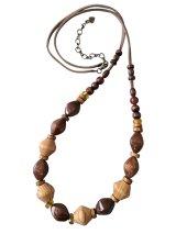 【送料無料】【レザーネックレス】◆flower storm◆ウッド＆艶アクリル 異素材ビーズ使いの革紐セミロングネックレス ＜コーヒーブラウン＞（レトロ アクセサリーレディース）