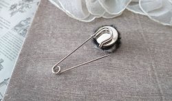 画像3: 【送料無料】【ストールピン/ブローチ】◆flower storm◆モノトーン フェイクファーボール 65mm (日本製 アクセサリー キルトピン カブトピン )