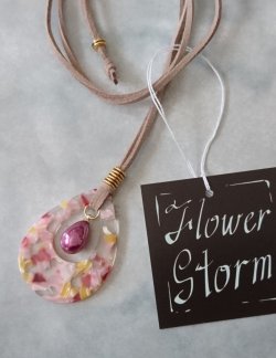 画像13: 【送料無料】【レザーネックレス】◆flower storm◆ しずく型チャーム&カラーパールの革紐ロングネックレス (アクセサリー/レディース/日本製)