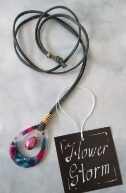 画像8: 【送料無料】【レザーネックレス】◆flower storm◆ しずく型チャーム&カラーパールの革紐ロングネックレス (アクセサリー/レディース/日本製)