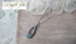 画像3:  【送料無料】【ワックスコードネックレス】◆flower storm◆ 長さ56cm おおぶりラバー製ドロップチャーム ダークグレー（アクセサリー しずく TOHOビーズ 国産 日本製）