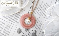 画像3: 【送料無料】【レザーネックレス】◆flower storm◆ 直径4.7cmマーブル柄リングモチーフと大粒パールのシンプルエレガントなネックレス （コーラルピンク 珊瑚色 日本製）