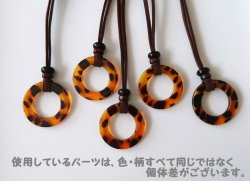 画像8: 【送料無料】【グラスホルダー】◆flower storm◆軽くシンプル アクリル素材べっ甲柄リングネックレス ペンダント式サングラス、メガネホルダー （眼鏡掛け レザーネックレス メンズ レディース 日本製）