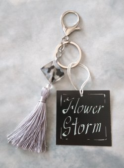 画像4: 【送料無料】【バッグチャーム/キーホルダー】◆flower storm◆銀箔入りアクリルビーズ&タッセル バッグチャームチェーン付 シルバーグレー(バッグアクセサリー キーリング 房飾り 日本製 ハンドメイド)