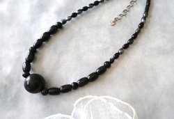 画像4: 【送料無料】◆flower storm◆長さ42cm~50cm 水牛ビーズ20mm玉＆ウッドビーズの ブラック ショートネックレス  (天然素材  ステンレス アレルギー対応 アクセサリー 日本製 ）