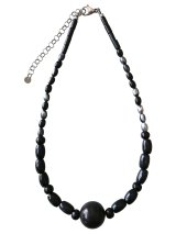 【送料無料】◆flower storm◆長さ42cm~50cm 水牛ビーズ20mm玉＆ウッドビーズの ブラック ショートネックレス  (天然素材  ステンレス アレルギー対応 アクセサリー 日本製 ）