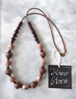 画像2: 【送料無料】【ワックスコードネックレス】◆flower storm◆長さ約70cm 小粋な縞柄ウッド＆艶アクリルビーズのロングネックレス ブラウン 縞柄球形（アクセサリー 木製 樹脂 横縞模様 和 日本製）