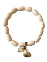 【送料無料】◆flower storm◆数珠ブレス 軽さとカジュアル感が魅力 ウッドビーズとキャッツアイ、リーフチャームのブレスレット アイボリー（アクセサリー 腕輪 木製 猫目石 人工石 パワーストーン 葉っぱ 自然素材 日本製 メンズ レディース）