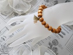 画像3: 【送料無料】◆flower storm◆数珠ブレス 軽さとカジュアル感が魅力 ウッドビーズとキャッツアイ、リーフチャームのブレスレット ライトブラウン縞入り（アクセサリー 腕輪 木製 猫目石 人工石 パワーストーン 葉っぱ 自然素材 日本製 メンズ レディース）