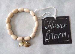 画像4: 【送料無料】◆flower storm◆数珠ブレス 軽さとカジュアル感が魅力 ウッドビーズとキャッツアイ、リーフチャームのブレスレット アイボリー（アクセサリー 腕輪 木製 猫目石 人工石 パワーストーン 葉っぱ 自然素材 日本製 メンズ レディース）