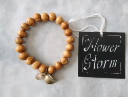画像4: 【送料無料】◆flower storm◆数珠ブレス 軽さとカジュアル感が魅力 ウッドビーズとキャッツアイ、リーフチャームのブレスレット ライトブラウン縞入り（アクセサリー 腕輪 木製 猫目石 人工石 パワーストーン 葉っぱ 自然素材 日本製 メンズ レディース）