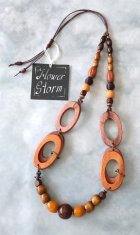 他の写真1: 【送料無料】【レザーネックレス】◆flower storm◆長さ約70~90cm 大ぶり ウッドチャーム＆3種の高品質ビーズ 木製パーツを連ねたナチュラルカラー革紐ロングネックレス（アクセサリー ボリューム MIYUKI TOHO 天然素材 日本製）