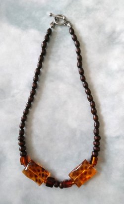 画像2: 【送料無料】◆flower storm◆長さ42cm 琥珀色のアクリルビーズ＆ウッドビーズのショートネックレス amber × brown 金属アレルギー対応 (アンバー ステンレス アクセサリー チョーカー 日本製 レディース）